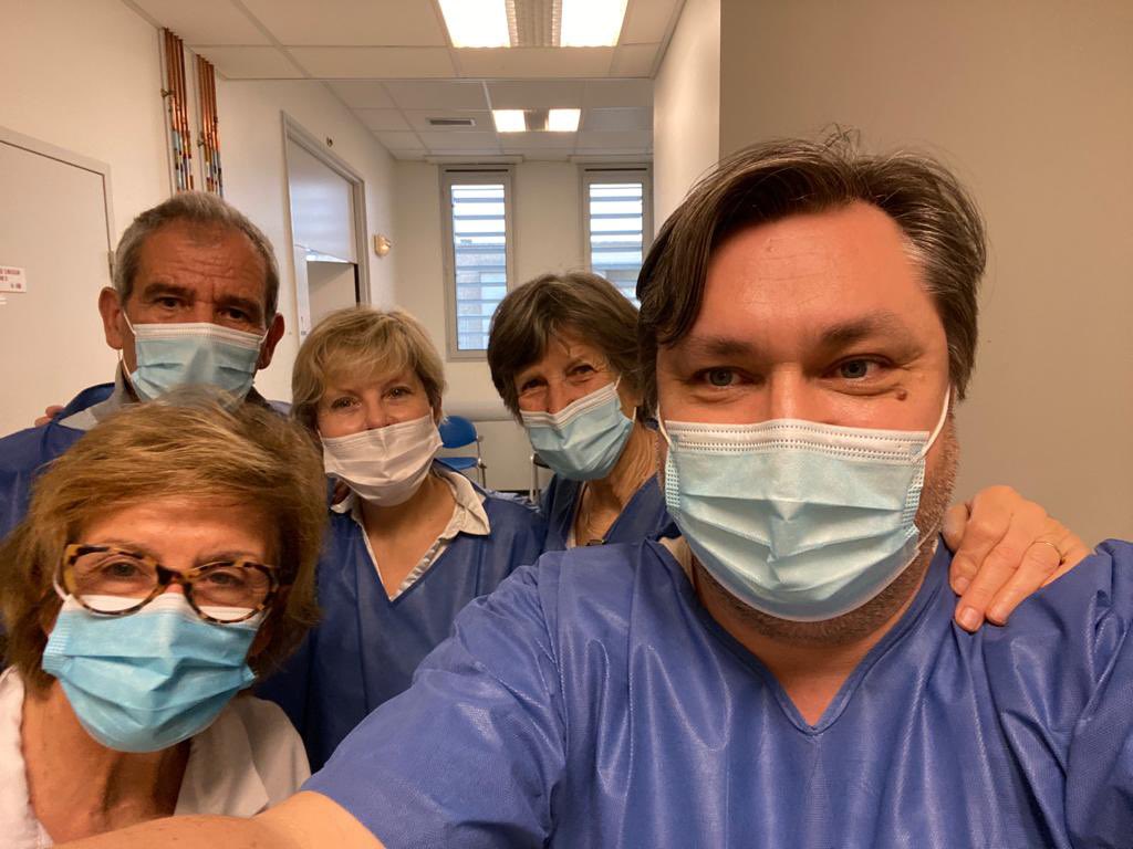 unarefssa's tweet photo. Encore un week-end à vacciner les soignants ! Les bénévoles, autour du Ssa, sont sur le front plus que jamais ! Que cet élan citoyen infuse une force de résilience nationale !
Que les vaccins soient au rendez-vous et nous ferons le reste .. https://t.co/ISG5EMXP8g