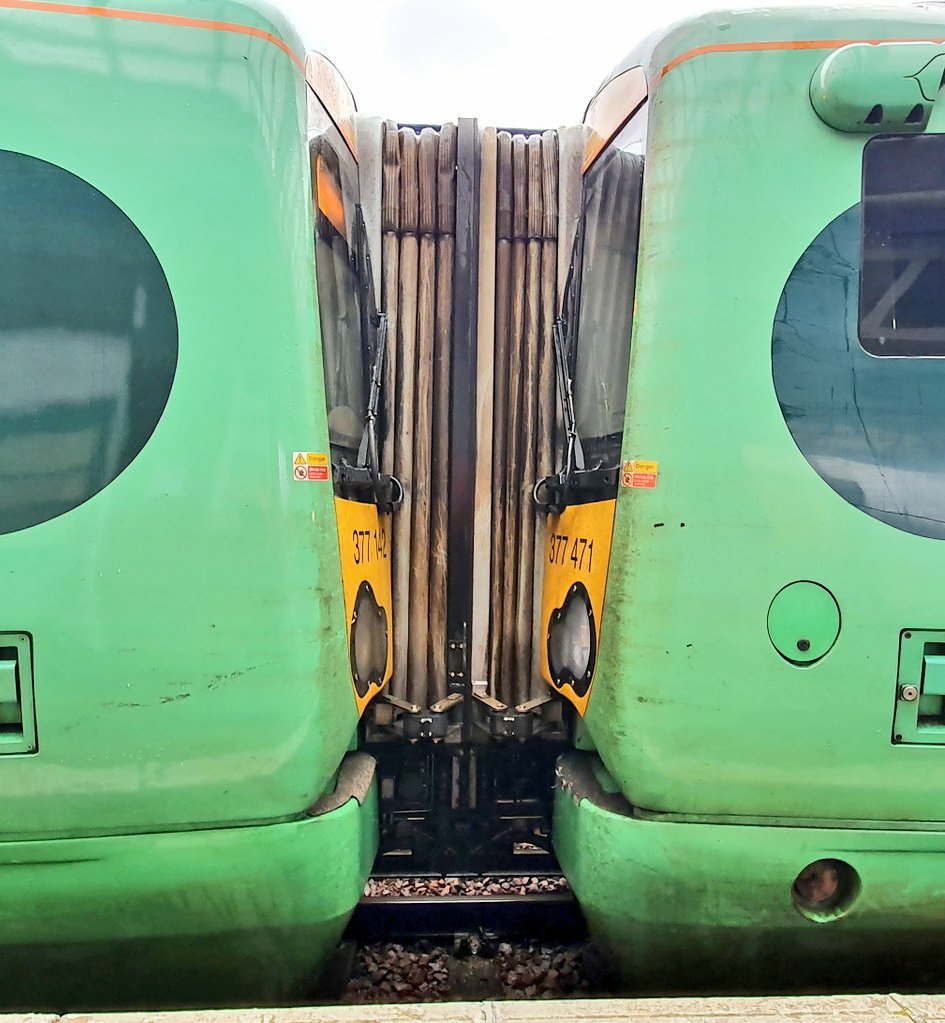  Its the moment you've been waiting for!+ How do we attach two trains together? In this thread I'll answer this and many more of your questions. #railwayfamily  #railway  #trains  #RailwaysExplained