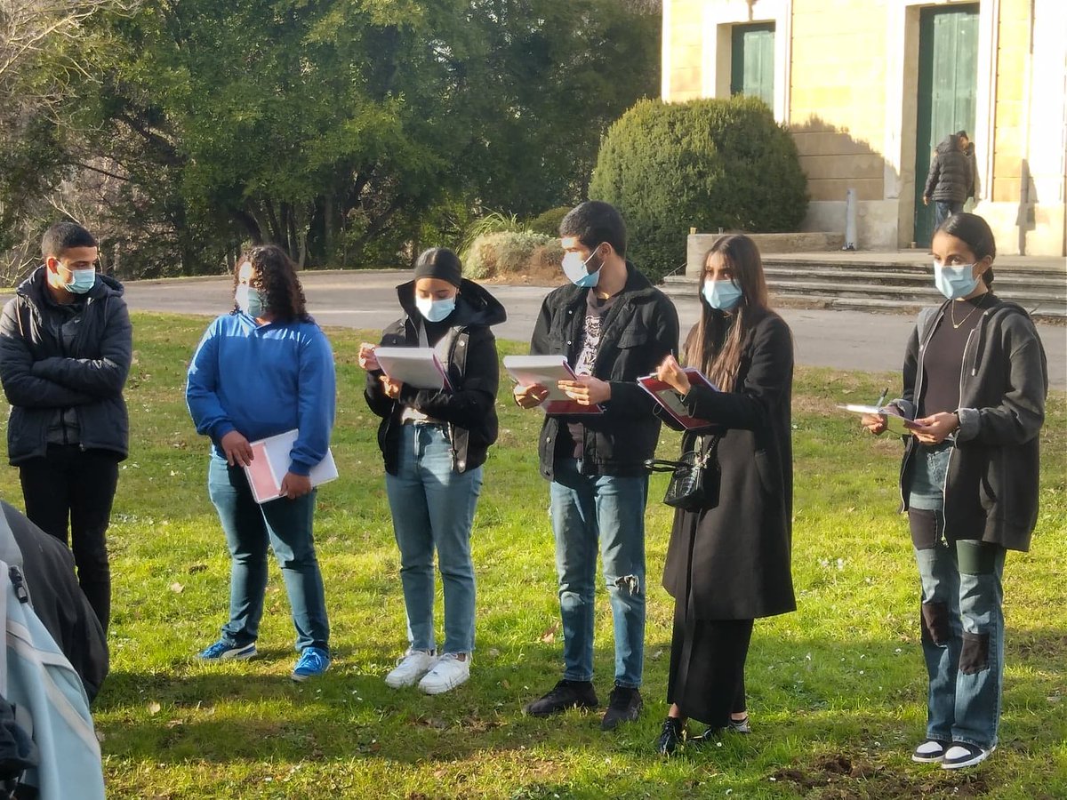 nourdine_bara's tweet photo. Déconfinons les cours! 1ère déambulation à l'attention des scolaires a eu lieu, à la Paillade, avec comme thème l'écologie, et c'était merveilleux! Les témoignages de nos supers citoyens engagés pour la nature, passionnants! Les questions des élèves, face à eux, très pertinentes! https://t.co/xsaoERBXGT