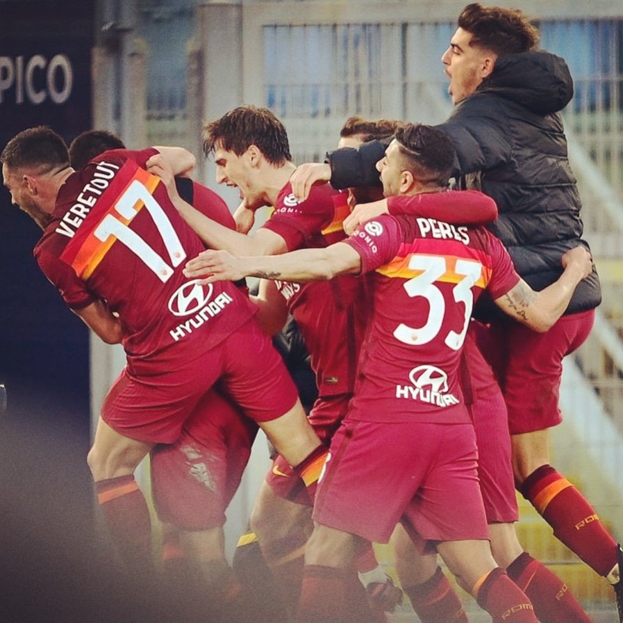 Michi4610's tweet photo. VINCERE! AIUTA! A VINCERE! MA NEMMENO TANTO! SERVONO! LE VITTORIE! DI GRUPPO! CORALI! DOVE SI TIRANO FUORI! LE PALLE! SONO LE PIÙ BELLE! E LE PIU L' UTILI! DAJE ROMA DAJEEE!!! 💛❤️💪⚽💪⚽💪⚽💪⚽💪⚽💪⚽💪⚽💪⚽💪⚽💪😀💪😀💪⚽💪⚽💪⚽💪⚽ https://t.co/QPAOUCE9Uj