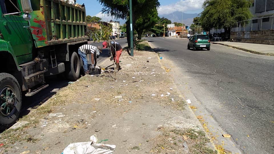 Hoy #23Ene Nuestro equipo de mantenimiento se desplegó con labores de recolección de desechos sólidos en:

*Av. Constitución
*Av. Fuerzas Aéreas 
*Av.Las Delicias 
*Av. José Casanova Godoy