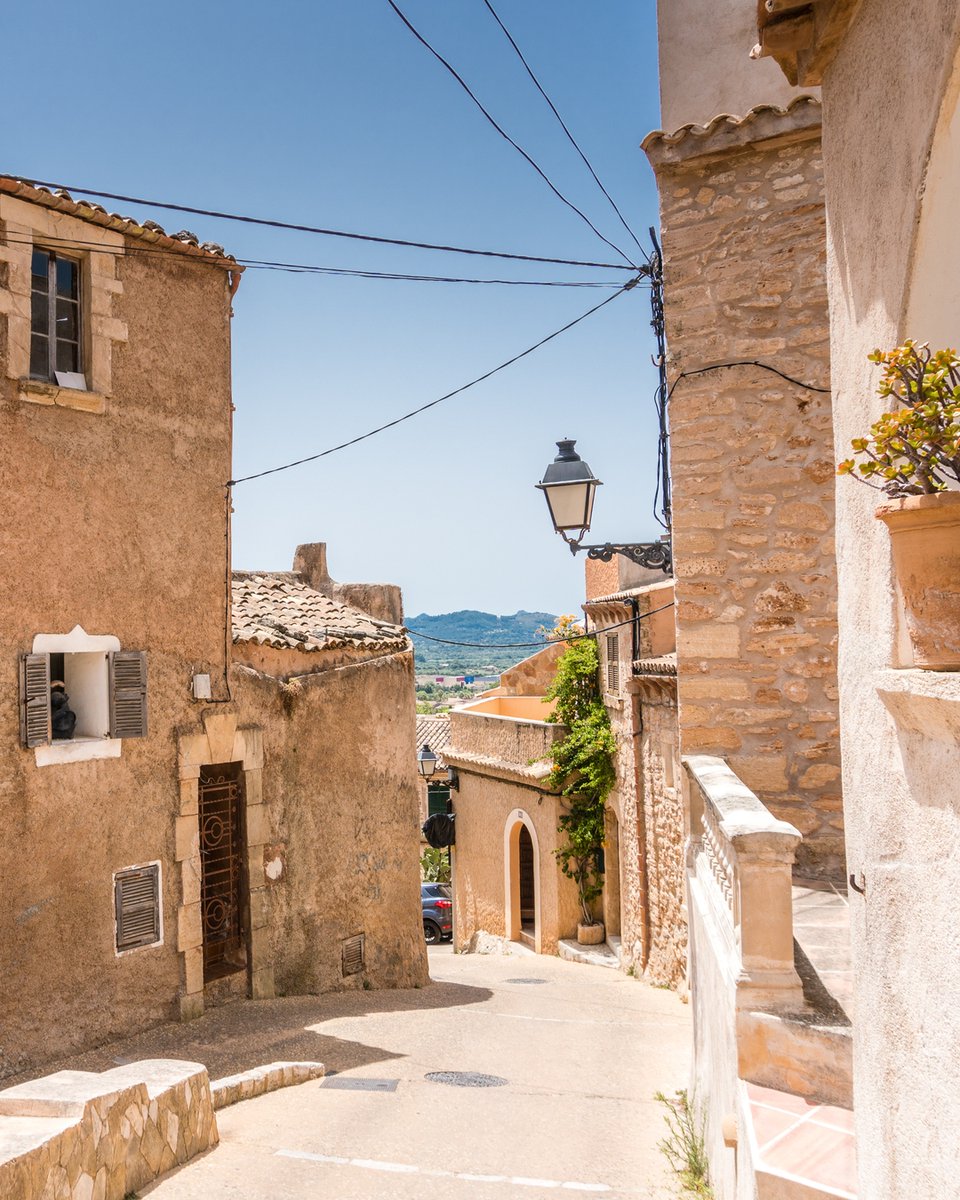 Mallorca is known for its beautiful coastline, limestone mountains, Spanish architecture, fresh produce, stunning beaches and of course.. Palma Gin.