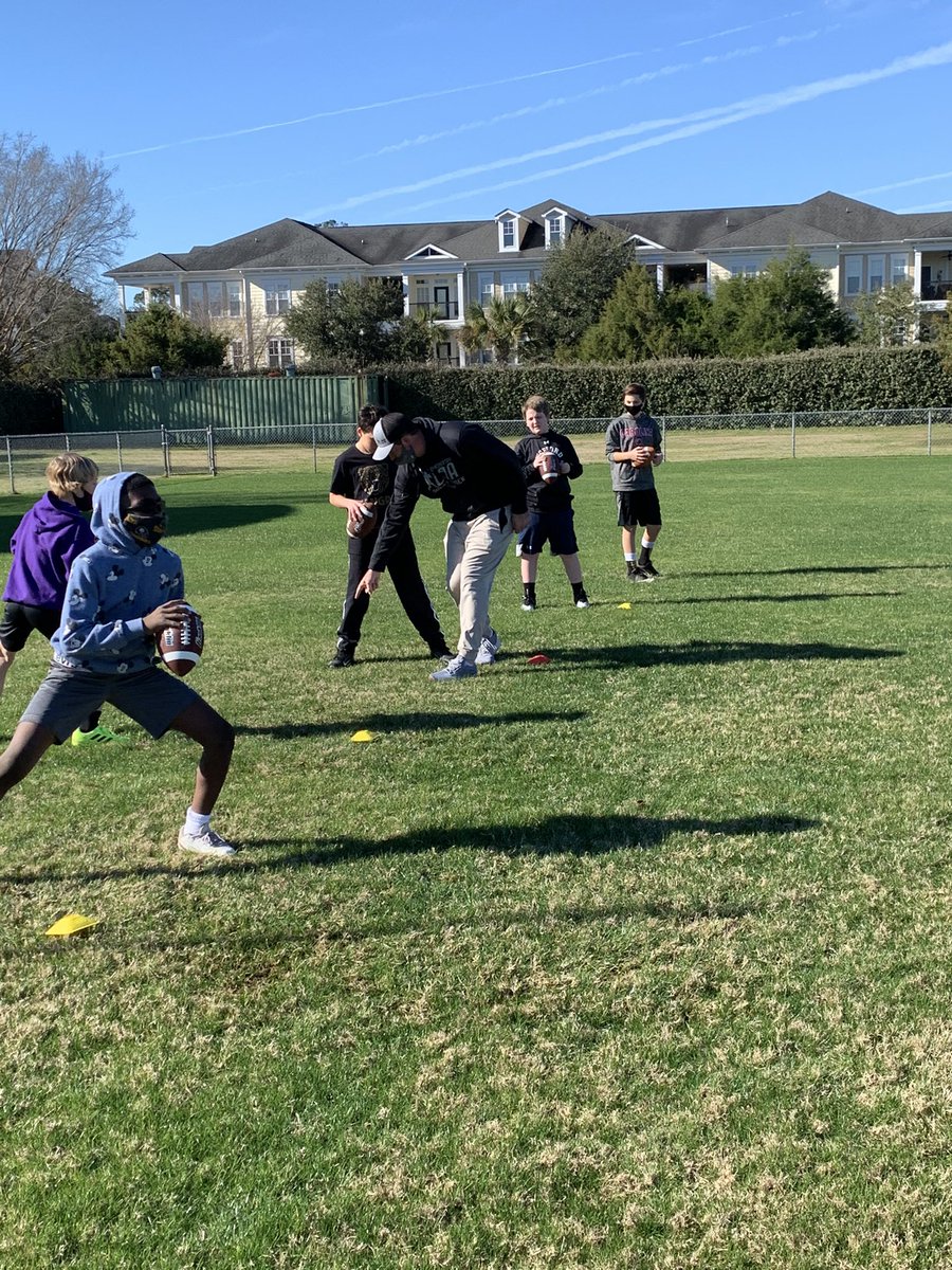 LowcountryQBA's tweet photo. Great youth QB/WR clinic this morning. Proud of these young guys for coming out and getting better! #qb #qbtraining #quarterbacks #qb1 #qbdrills https://t.co/oyYDeYWOJO