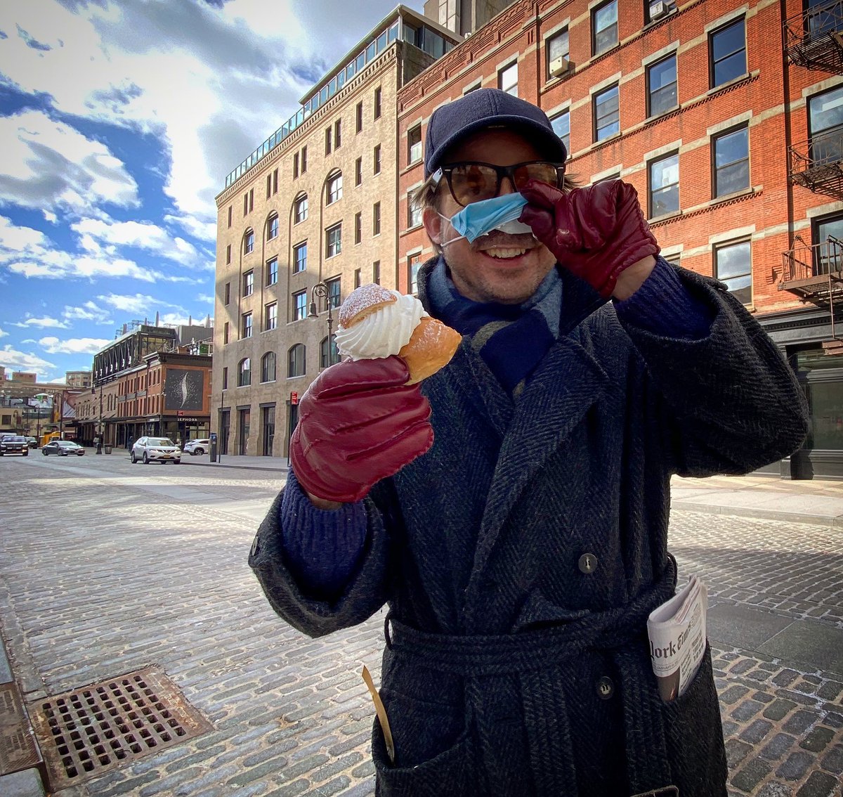 Nothing stops @EkonomiGabriel from having his beloved semla. Not a facemask or the fact that he is in New York.