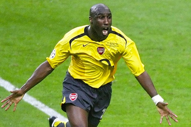 Sol Campbell. Énorme à Totthenam puis parti à Arsenal, où d’abord avec Tony Adams, il a été un roc infranchissable. World class defender, finaliste LDC 2006, équipe type du Mondial 2002, de l’Euro 2004, année où il dirige la défense des invicibles : 0 défaite en 38 matchs de PL