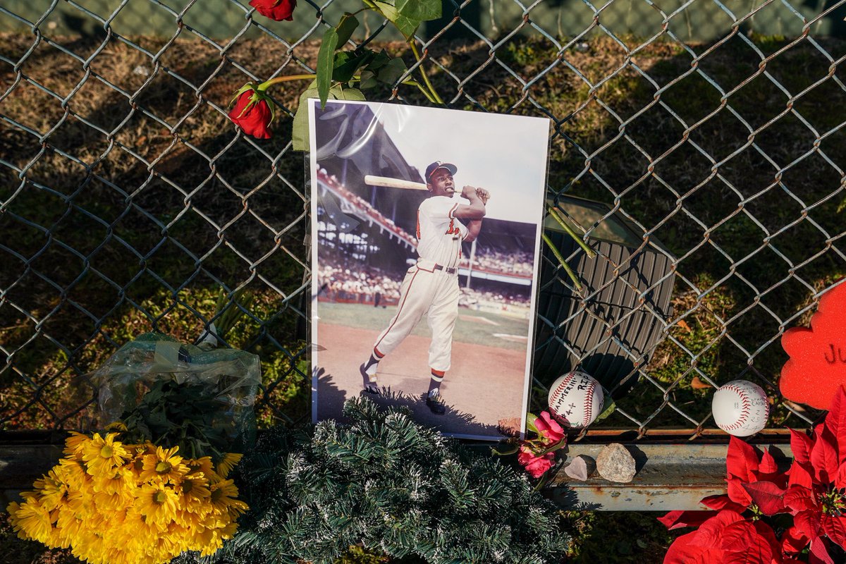 Braves's tweet photo. Legends live forever. https://t.co/X5zfZuWLuV