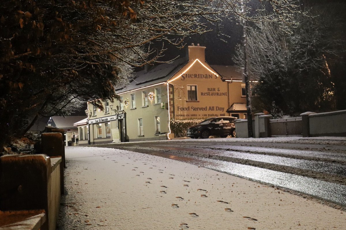 SAOFlaithfhile's tweet photo. Sneachta i mBaile an Mhuilinn. #sneachta #100daysofwalking #gaillimh #N17 #Milltown #snow https://t.co/U6EnYQUwIg