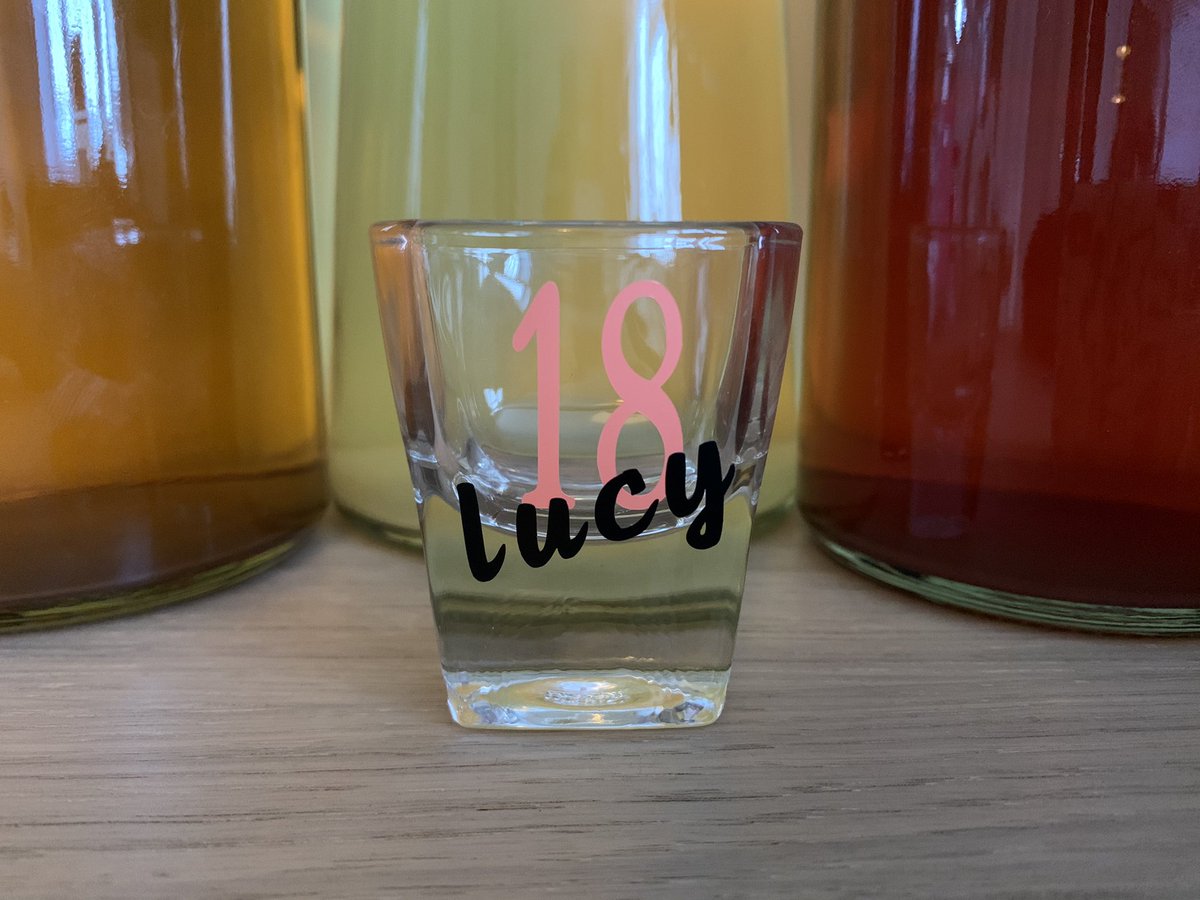 HMakes2's tweet image. I’m loving the outcomes of these shots/candles! First batch of orders ready to go! 💕