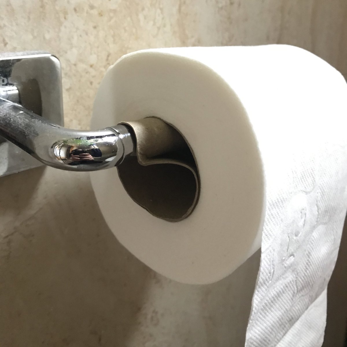 nuscuevas's tweet photo. Hace días le dije a mi novia que por favor no quiero seguir encontrándome los cartones del papel higiénico por ahí. 

Hoy me he encontrado esto. 

Touché. https://t.co/ZkmIBlleG2