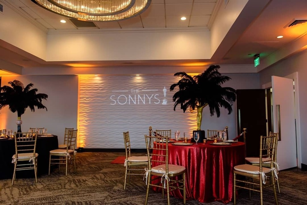 TYWPodcast's tweet image. Give your event that personal touch with a Monogram Light! ✨
​
​Planner: @chicandsavvyoccasions
Photographer: @mbymichaelaphotography
Rentals: @rentmywedding