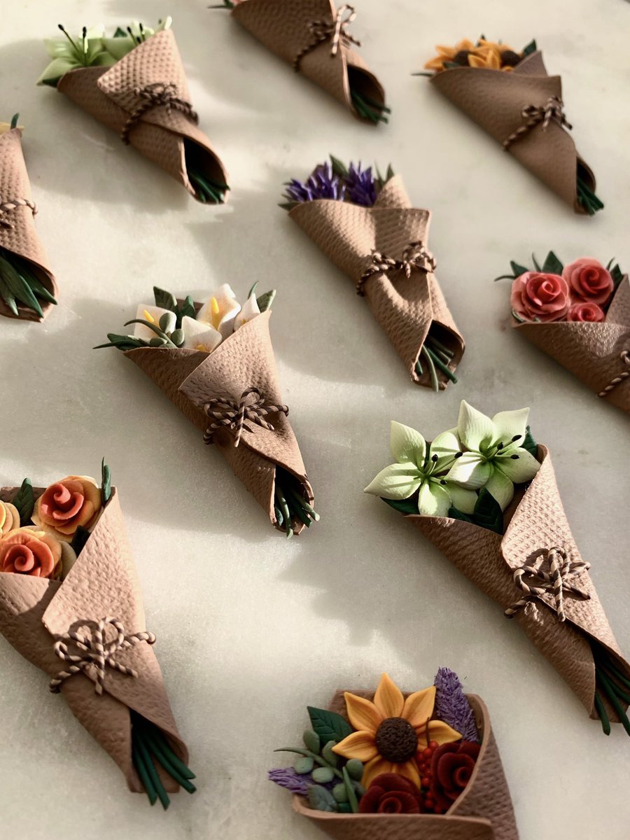 craftedbyari's tweet photo. 💐 burlap wrapped bouquets 💐

all completely hand-sculpted with clay 🌻🌸 earring hooks/posts will be added to the tops! the first part of my valentine’s day update 🤍 https://t.co/5pgWg8DplC