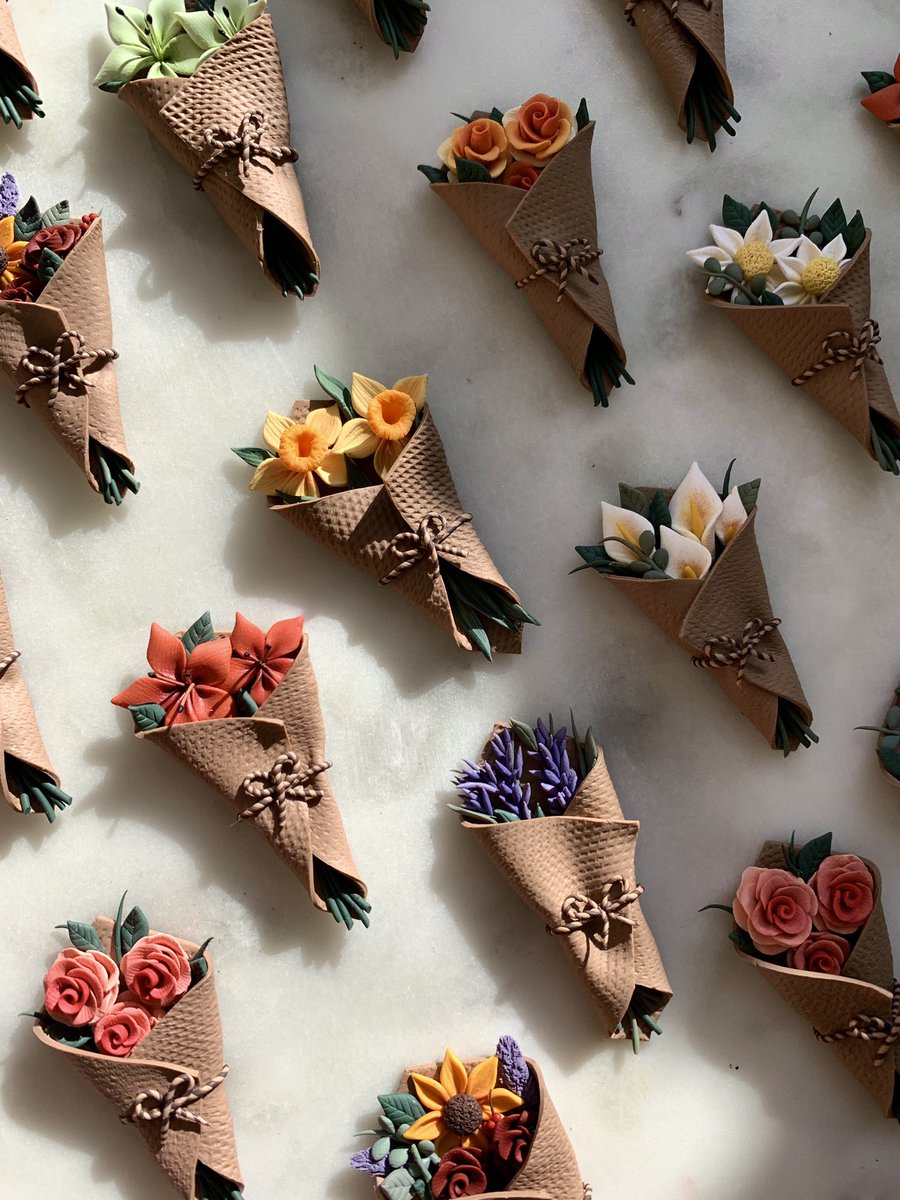 craftedbyari's tweet photo. 💐 burlap wrapped bouquets 💐

all completely hand-sculpted with clay 🌻🌸 earring hooks/posts will be added to the tops! the first part of my valentine’s day update 🤍 https://t.co/5pgWg8DplC