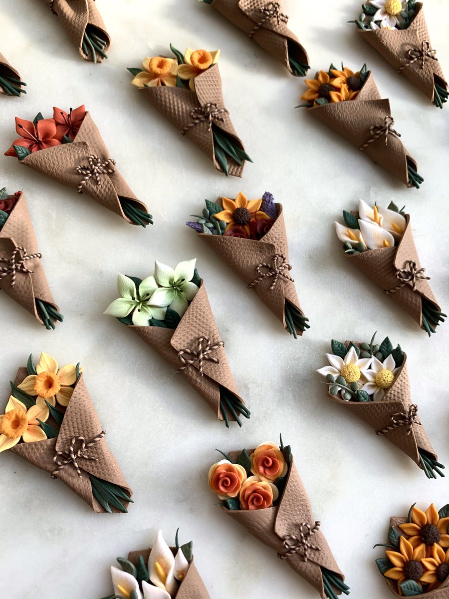 craftedbyari's tweet photo. 💐 burlap wrapped bouquets 💐

all completely hand-sculpted with clay 🌻🌸 earring hooks/posts will be added to the tops! the first part of my valentine’s day update 🤍 https://t.co/5pgWg8DplC
