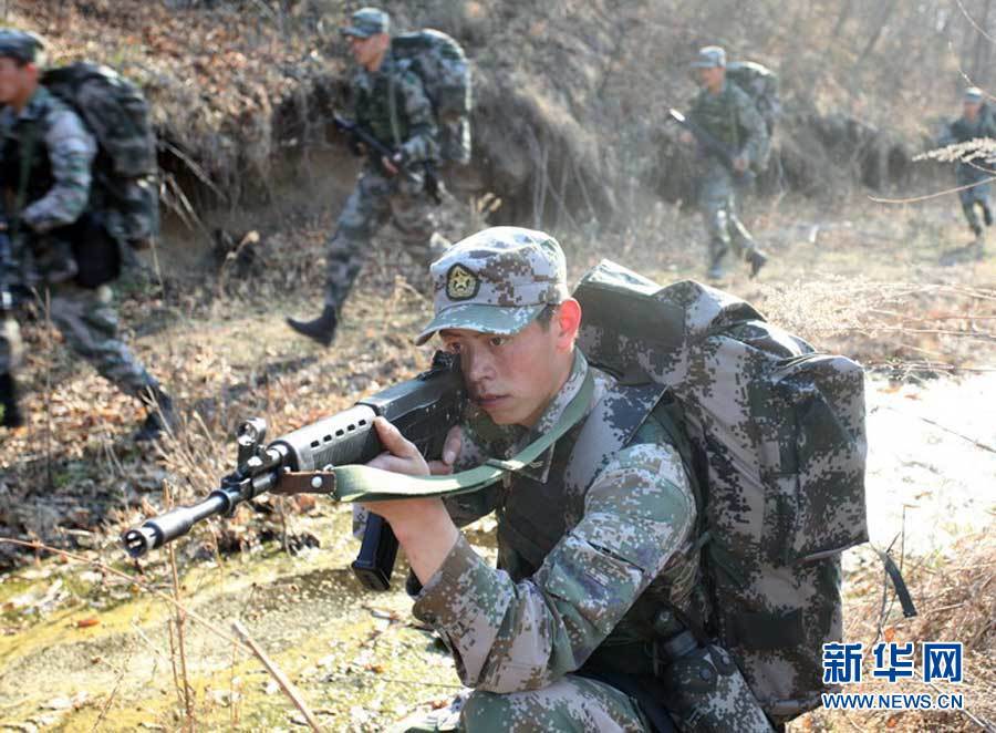 PLAHenkenBot2's tweet image. 03式自動歩槍(QBZ-03)
95式は悪くない銃だけど56式や81式に慣れてる兵にとってブルパップ式は使いづらかったので95式をまた普通の配置に戻すように再設計した感じの自動小銃。結局かなりのパーツが変わりはしたけど弾薬と弾倉は95式と共用可能。陸軍を中心に配備されている。