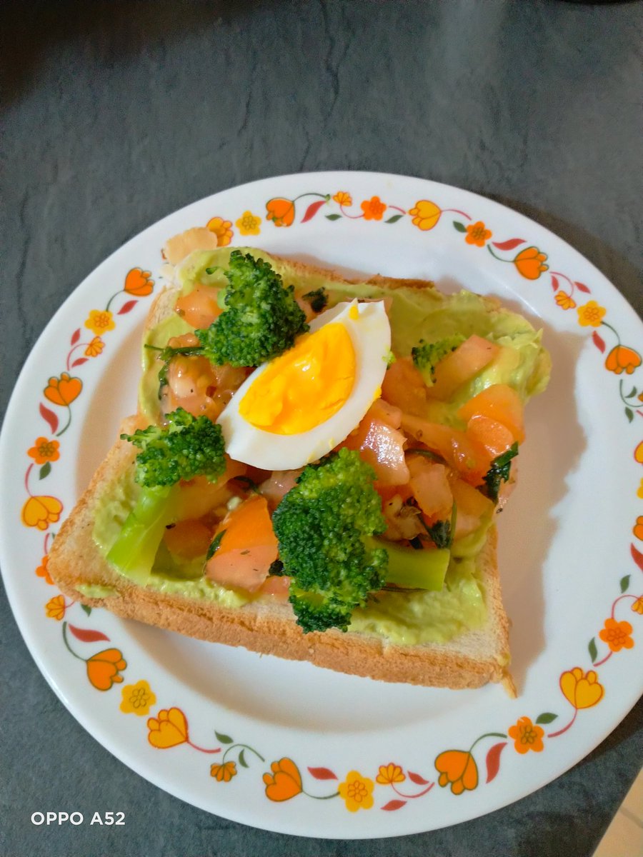 Johafloresss's tweet photo. Oggi per #merenda mi sono preparata questo buonissimo #toast con #cremadiavocado, pomodori conditi con olio sale e origano, qualche #broccolo bollito e un un uovo sodo. 
Una squisitezza.😋
@ComoCfp https://t.co/BYhFQ9uDM5
