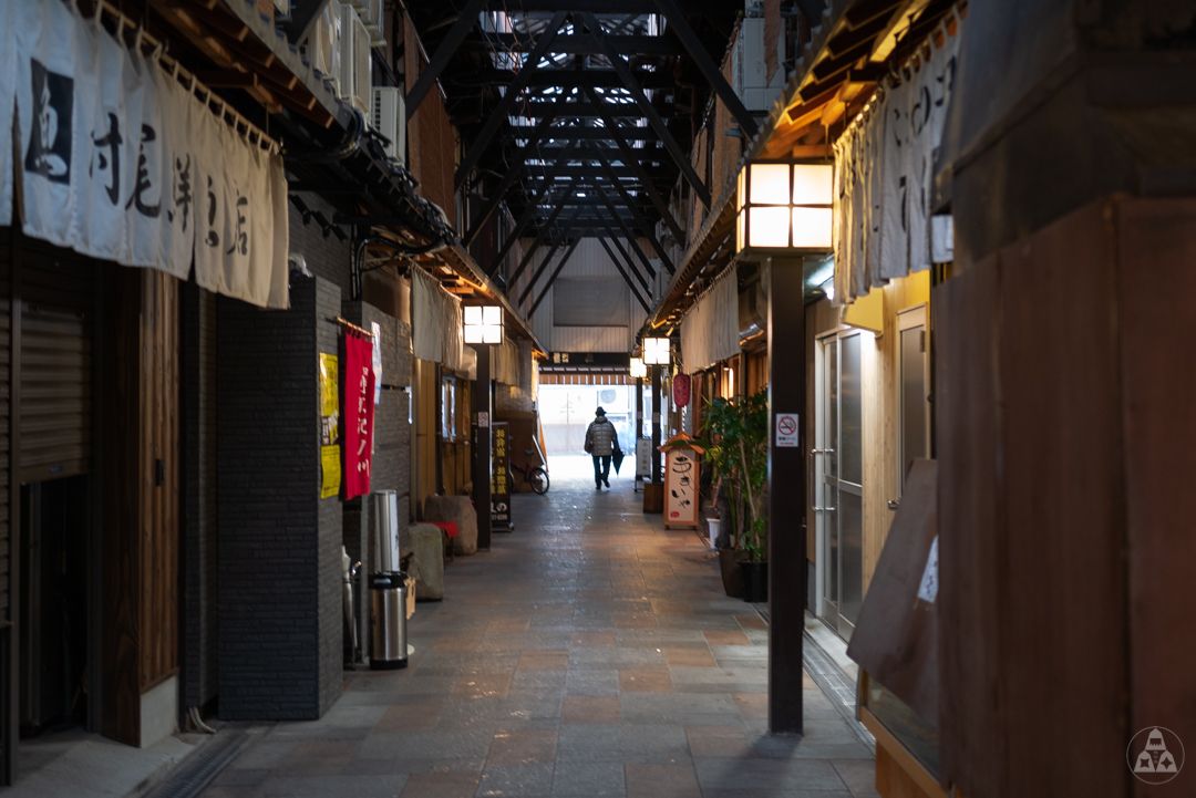 KakunoTakayuki's tweet photo. I went a market in front of city office in Toyooka, Hyogo last month. The market name is "fureai kosetsu ichiba". It has good old feeling. The area will snow strongly every year. So there may be a roof.
#markets #toyooka #street #architecture #oldfeeling #rooftop #飛写角 https://t.co/pqkrXBUzkS