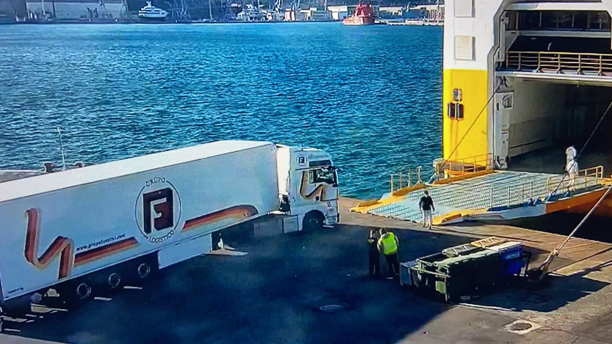 yolandaAPC's tweet photo. La línea marítima -camiones con conductor a Toulon, Francia, empieza su segundo viaje con el apoyo y la apuesta de nuestro sector Trsnsporte por su Puerto de Cartagena. Con vosotros la Region es más grande .💪💪💪🇪🇸 https://t.co/QsuxfMMBcb