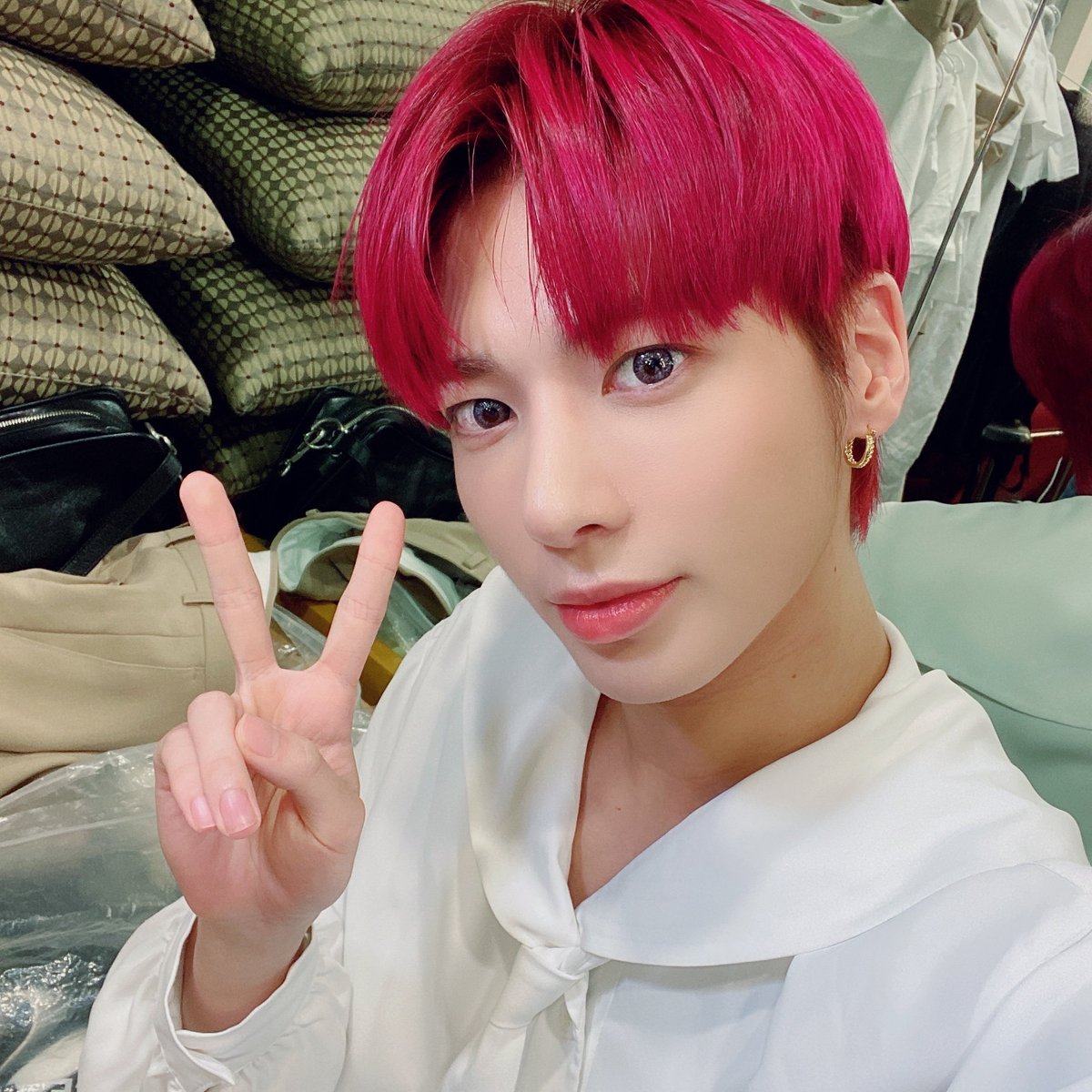 intoTXTchapter's tweet photo. one_ 𝕕𝕣𝕖𝕒𝕞 !!✨ % .一起 › evento.
˚₊·͟͟͟͟͟͟͞͞͞͞͞͞➳❥ : @weareCLOUD91 #CB_CLOUD9 #SayCLOUD9Name
El explotado el día de hoy nos lloró para que lo dejaramos ir a este bello evento porque sin duda alguna es fanático de su trabajo y esperó con mucho anhelo su comeback. https://t.co/RqEXqlKt0G