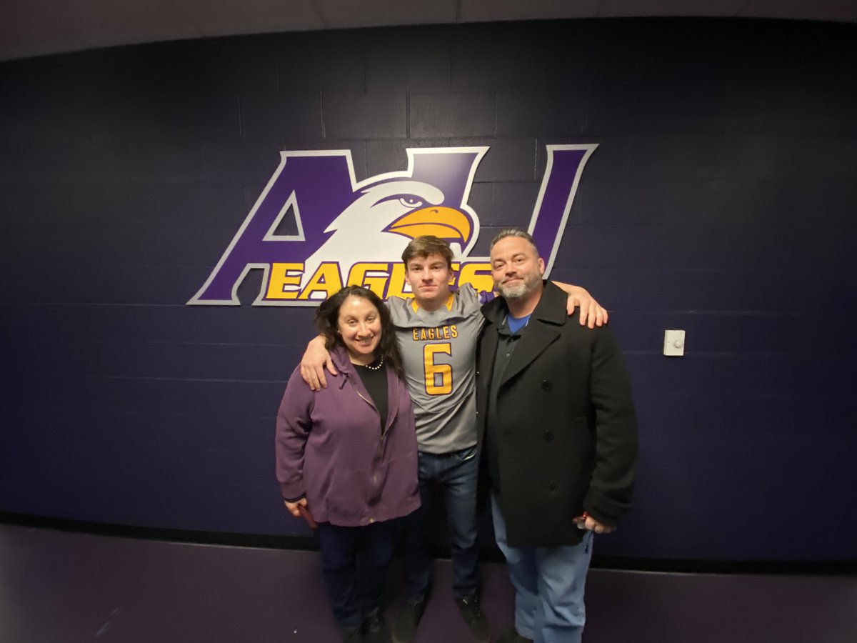 xaviersmith06's tweet photo. Had an amazing visit with Ashland University! Blessed for having me! @coach_geiser @CoachOwens_ @AshlandFB https://t.co/I6H1IaLMUM