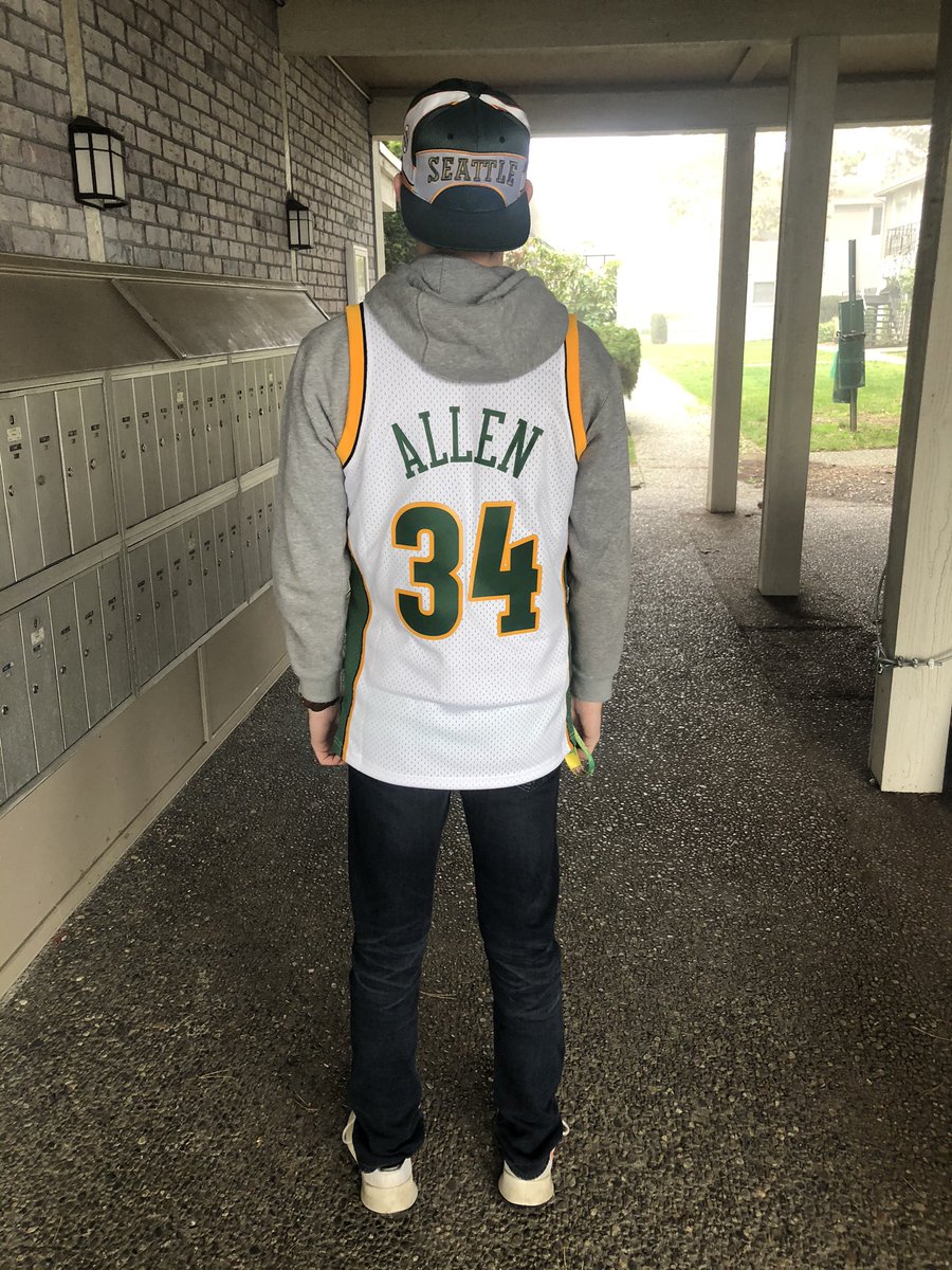 DjHalv13's tweet image. Gotta rep on #SonicsSaturday !! @SimplySonics @simplyseattle #BringEmBack