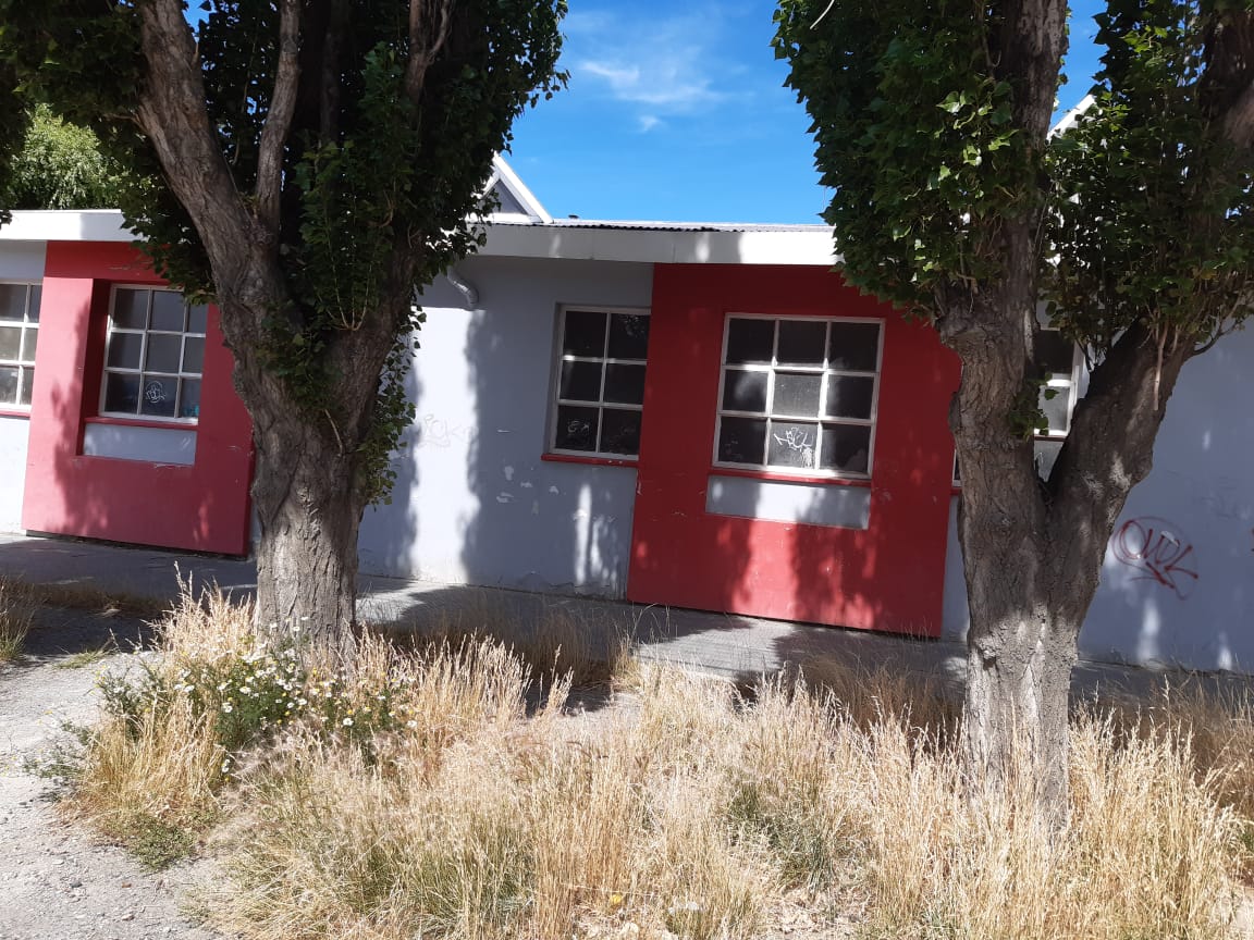 roxanareyessc's tweet photo. La semana pasada el anuncio fue  la "Sanitización y limpieza profunda de los edificios". Sin embargo, no se ve ningún movimiento en la escuelas de #RioGallegos. ¿Gobernadora @aliciakirchner no debería pedirle a sus funcionarios que rindan cuentas de su trabajo? https://t.co/orwIIoeKVi