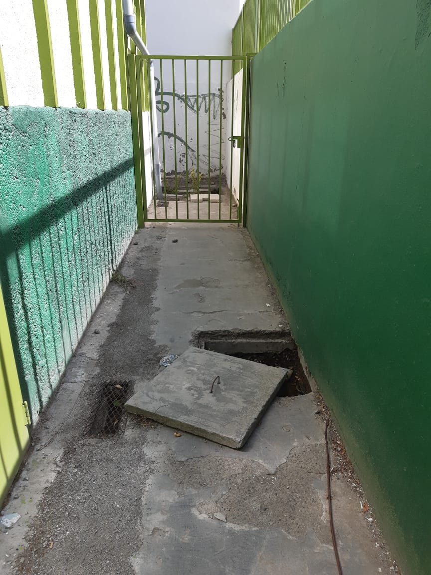 roxanareyessc's tweet photo. La semana pasada el anuncio fue  la "Sanitización y limpieza profunda de los edificios". Sin embargo, no se ve ningún movimiento en la escuelas de #RioGallegos. ¿Gobernadora @aliciakirchner no debería pedirle a sus funcionarios que rindan cuentas de su trabajo? https://t.co/orwIIoeKVi