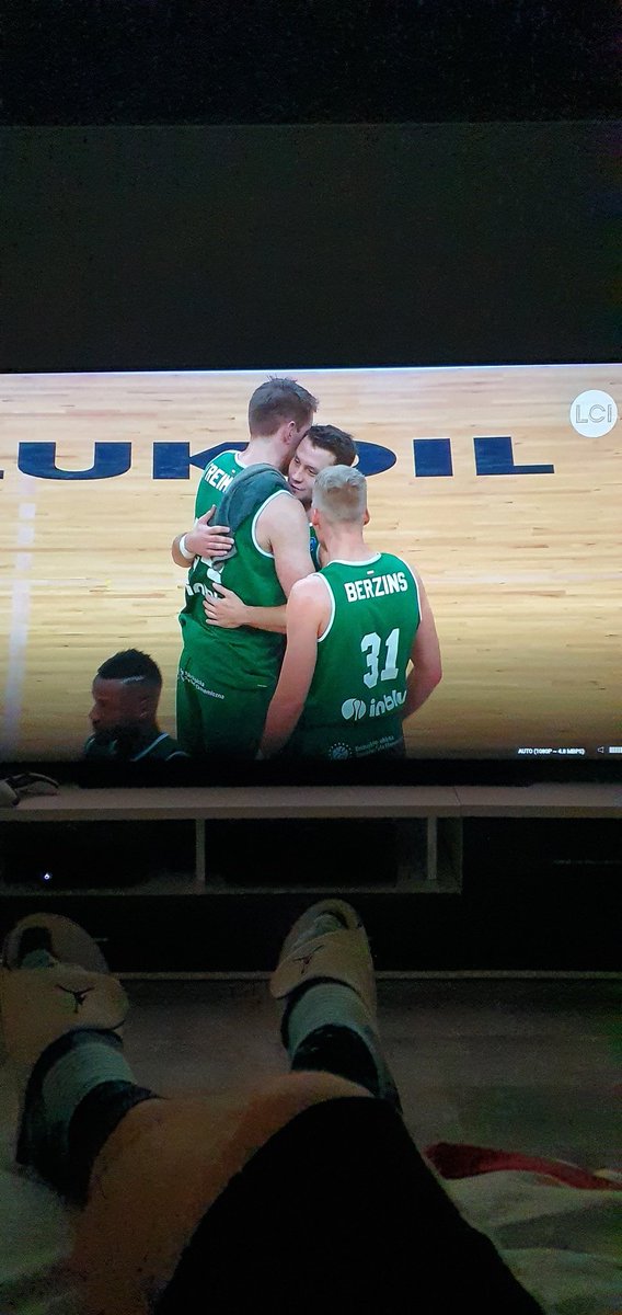 jordanspoko's tweet photo. Dzięki @M_Ponitka 💚🐗💪🏀🏆 #MrDefence #LastGame #Zastal #ZielonaGóra 👏👏👏🙌 https://t.co/20wtUprnmC