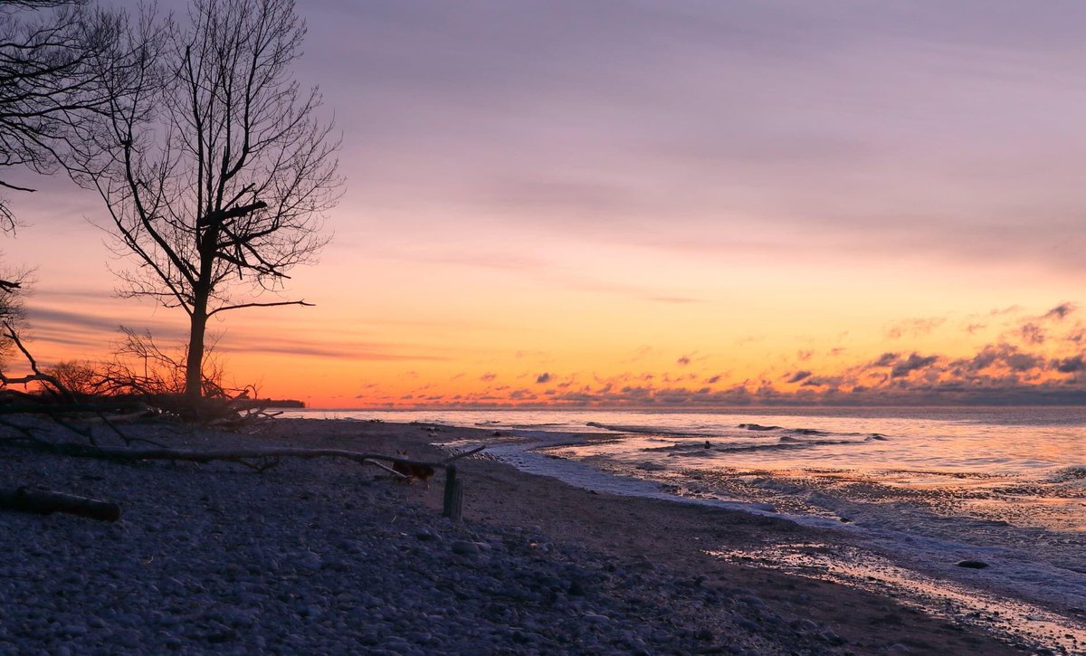 stephfraserpics's tweet photo. Good morning.  Lake Ontario sunrise.  #lakeontario. #sunrise @diggerjones27 @porthopeontario @NorthumberlandT https://t.co/PdMJD6r2ZN