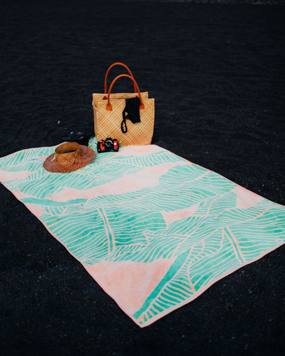 Black sand perfectly contrasted by the great colors of the Iholena Premium Woven Towel, in collaboration with legendary artist and designer <a href="/sigzanedesigns/">sigzanedesigns</a>  🌿