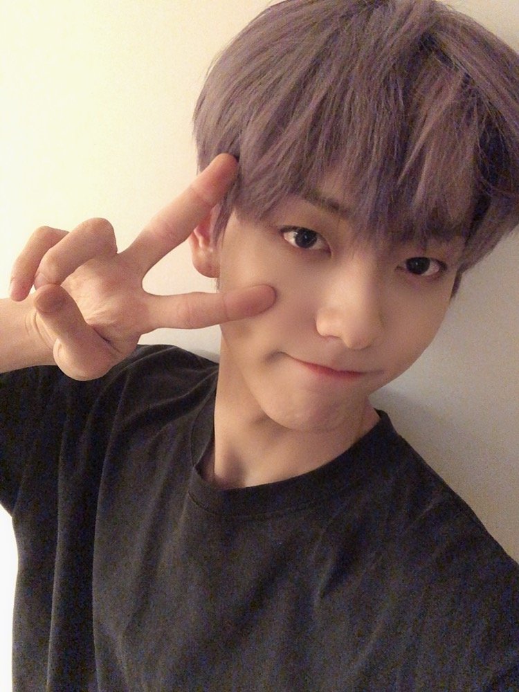 intoTXTchapter's tweet photo. one_ 𝕕𝕣𝕖𝕒𝕞 !!✨ % .一起 › evento.
˚₊·͟͟͟͟͟͟͞͞͞͞͞͞➳❥ : #HIGHDLEDB + #LATATA_HDDB

Saturno nos mandó unas selcas mientras se escapaba al debut de @HIGHDLE_TWT dispuesto a cantar LATATA, pide un beso en la frente de la Miyeon y muchos autógrafos. https://t.co/sbS3z629HR