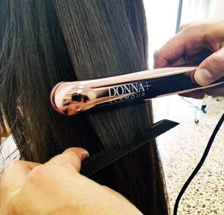 Nasce nella nostra fabbrica in #franciacorta 🇮🇹 l’esclusiva #piastra Donna+ Glamour 💎 
Un concentrato di #tecnologia ed #eleganza che controlla la temperatura 50 volte al secondo.
Scoprila 👉🏻 gammapiu.it/it/prodotti/pr…