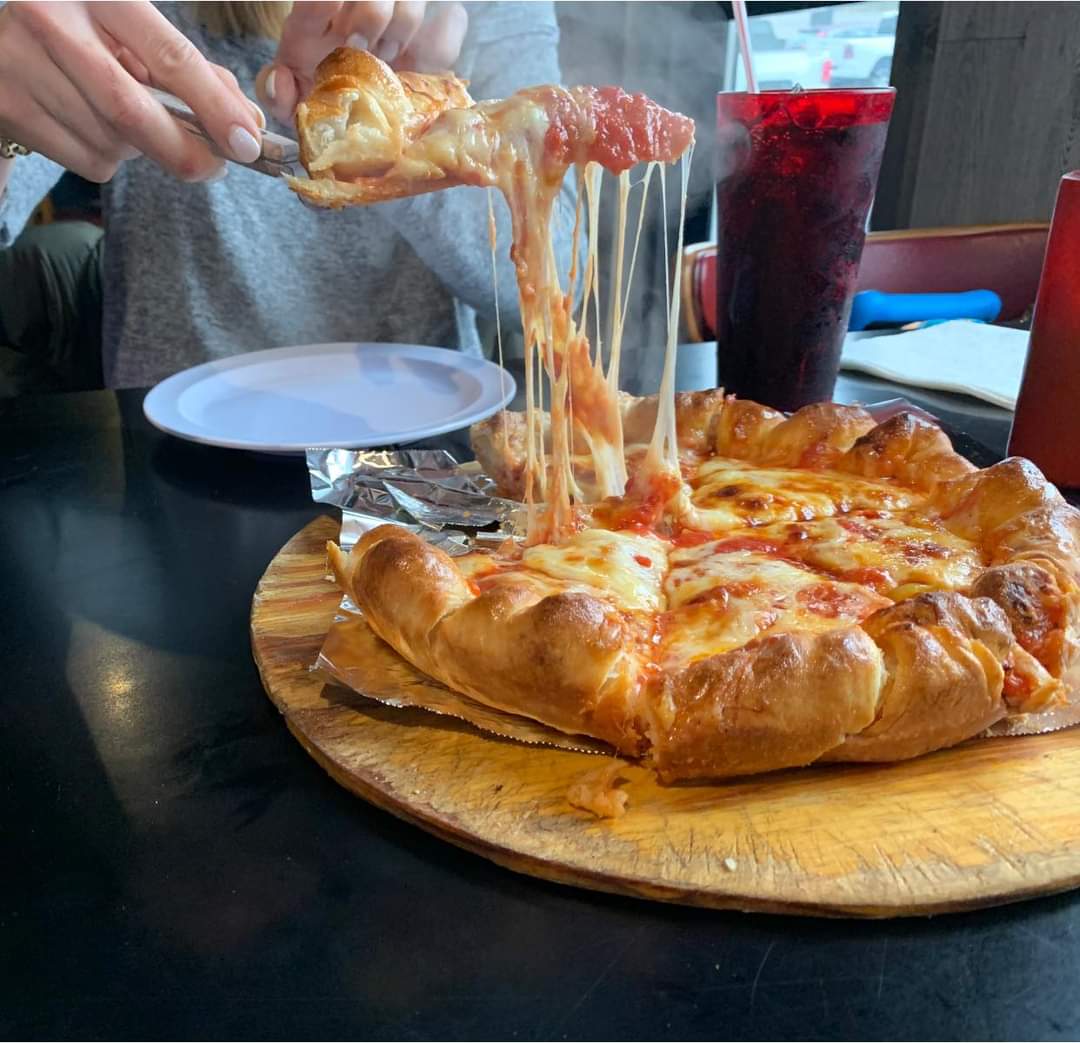 gravesclay's tweet photo. The best pizza in Maysville is the "Maysville Style Pan Pizza" at gregs. #funfactswithclay https://t.co/NXEP8ggHJb