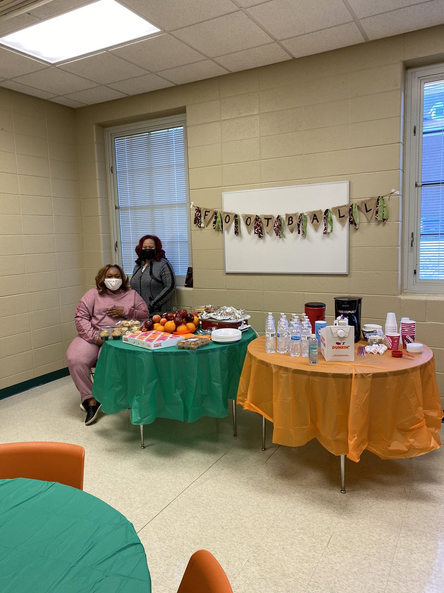 ann1967smith's tweet photo. Unsigned Senior Combine today at Huffman. πππ§‘ Shoutout: We have the best moms. #ilovefootball #coachwifelife #govikswin https://t.co/LxY5squEPJ