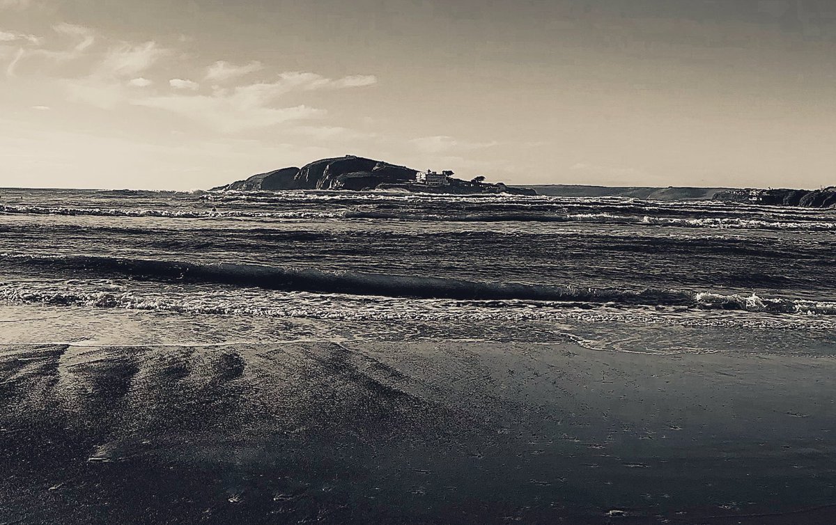 victoria_dowd's tweet photo. Iβm getting ready for the Smart Women to go to the island but itβs not as welcoming as this island! Will you be the first to guess #whichisland ? Book 2 out this February. #Bodyontheisland #BookLaunch #smartwomen #guesswhere #Book2 #sequel https://t.co/FtC1pT2fsB