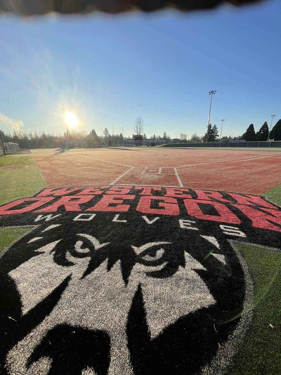 WOUSoftball's tweet photo. What a way to start the weekend ☀️ ❄️ https://t.co/zTFnacZzlT