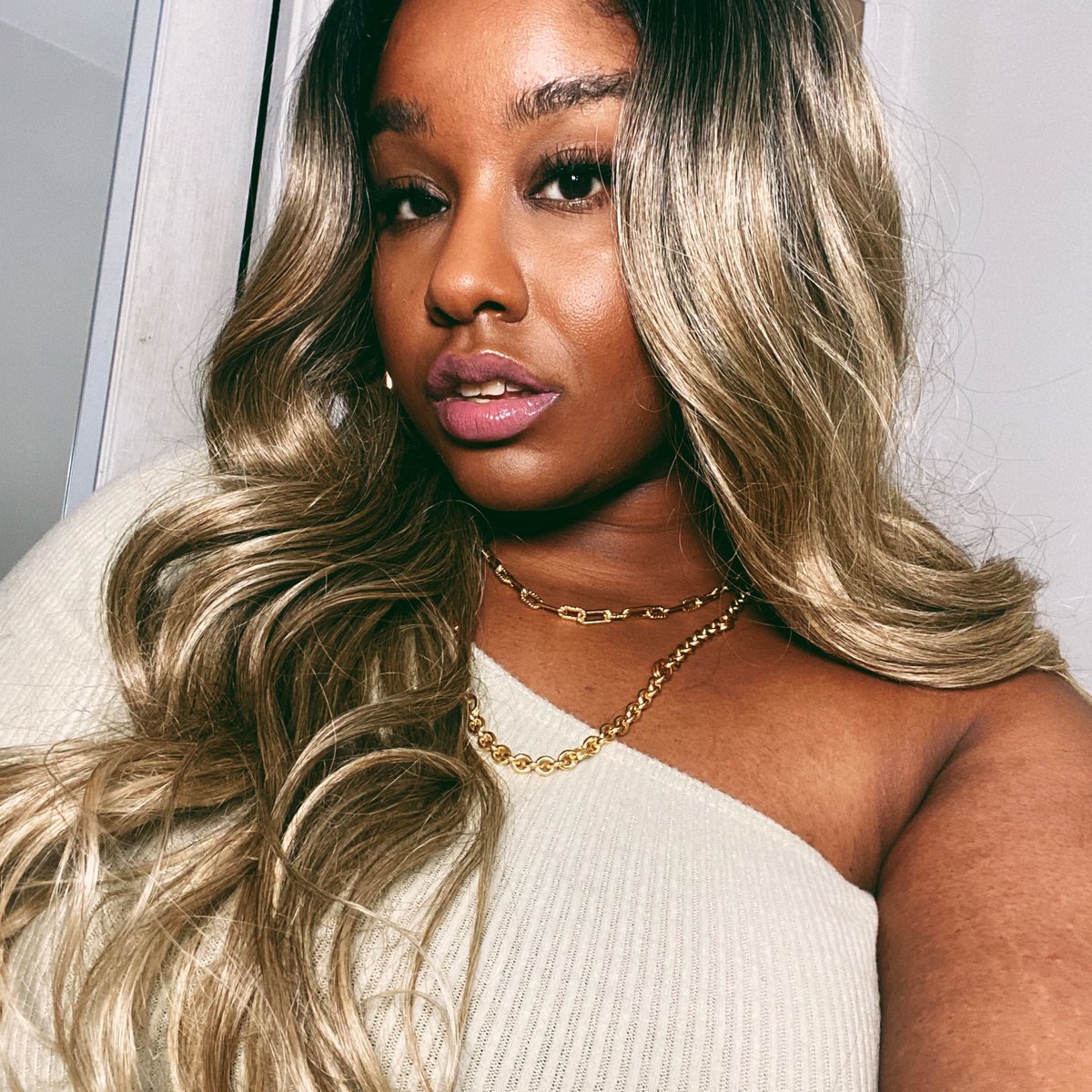UKafrolista's tweet photo. I heard blondes have more fun 😍

Wig:  @EdeeBeau Aurora Wavy https://t.co/58ZTJUeJOW