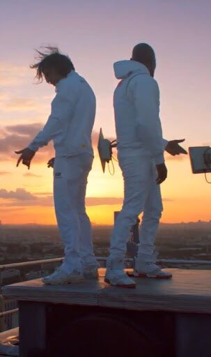 Mais, c’est là qu’est la surprise: c’est Orelsan qui prend le parti des banlieues quand Kery essaie de « décharger » un peu l’état français.