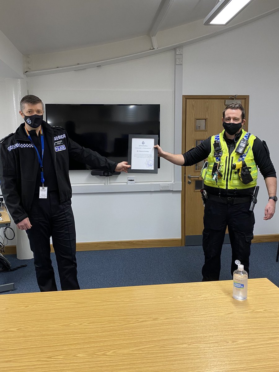 HumberbeatHULL's tweet photo. #PC398 receiving his commendation for bravery after entering the water to assist in the rescue of a female last weekend #CIFoster #outstanding #recognition #therewhenyouneedus #HullpatrolT2 https://t.co/Wj6yNl2GvU