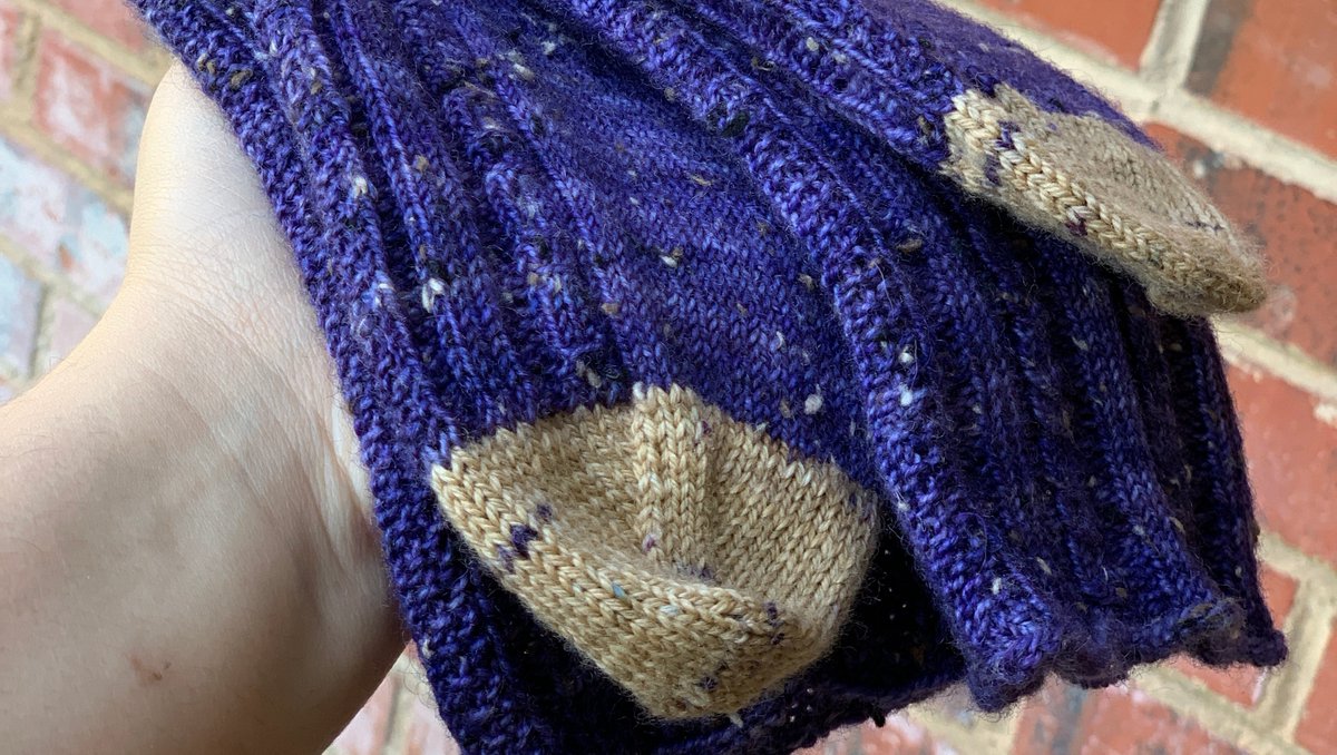 _lolodidit's tweet photo. The very first Quotable Dumbledore Club colorway is released to everyone!! This is "Erised" which I used for the Order of Merlin Socks pattern #lolodidit #orderofmerlinsocks #erised #harrypotter #dumbledore #yarn #indiedyer #knit #handdyed #handknitsocks #sockpattern #sockknitter https://t.co/BeRoWhXiJO
