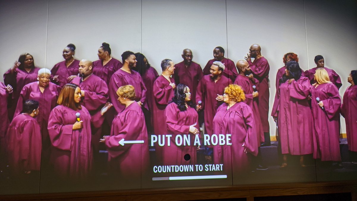 Cool interactive part! You can sing with the choir and of course save your perfo on your bracelet!