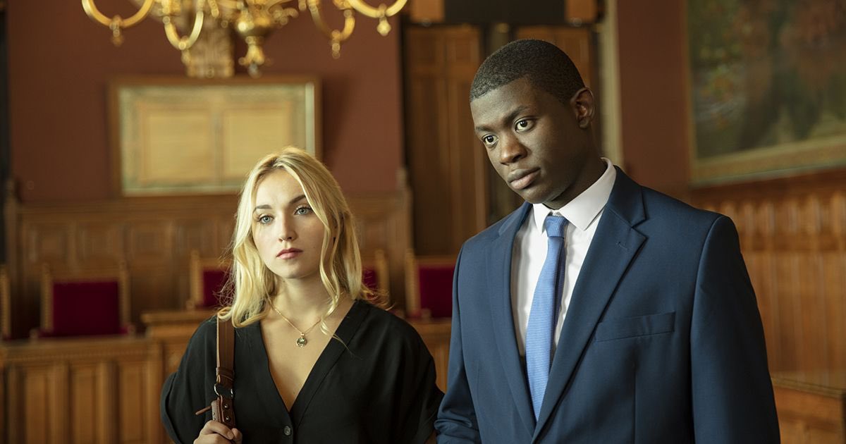 Le dialogue est d’ailleurs inspiré d’une des scènes principales du film dans lequel 2 étudiants en droits issus de milieux différents doivent defendre un avis tranché sur le sujet!