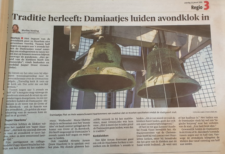 VerweyMuseum's tweet photo. Vandaag luiden ''De #Damiaatjes'' - de klokken in de Grote of St. #Bavokerk hangen - om 20.30 uur de avondklok in. De klokken gaan luiden om de inwoners van de stad #Haarlem te waarschuwen dat de #avondklok vanaf 21 uur ingaat. 
Daarmee herleeft een traditie. https://t.co/dSCnZV2kGb