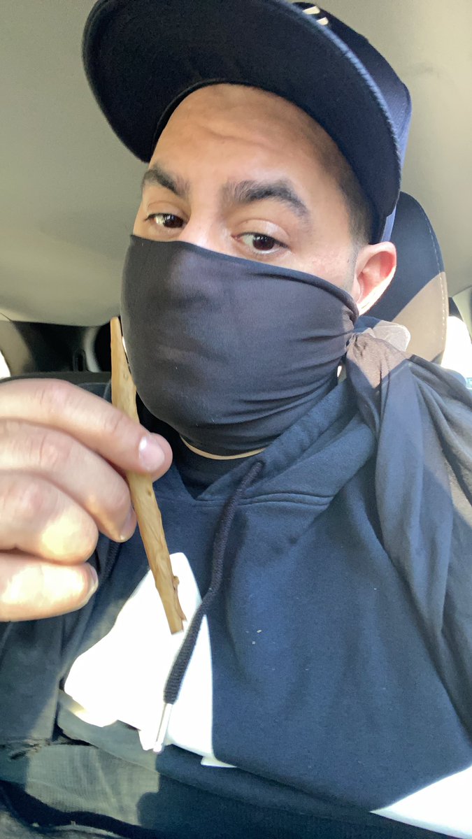 Phace_973's tweet photo. Rollin blunts in the back of an uber 😂 #itsthejerseyway https://t.co/r2Rljyj2bw