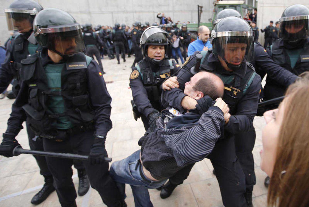Confradia_SEDR's tweet photo. "La UE condena el "uso desproporcionado de la fuerza" de la policía contra los manifestantes en Rusia"

Las fotos no son de Rusia, son de Catalunya, pero a la UE, le pilló lejos... https://t.co/Yl5zOF0uEU