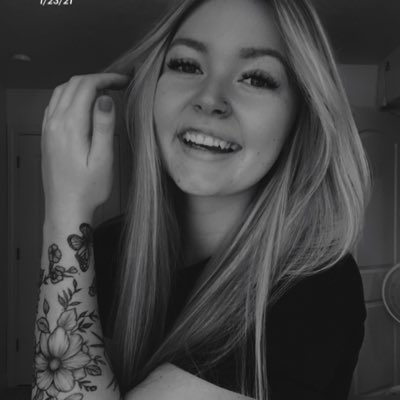 MollyElizab3th's tweet photo. 🥀🦋 #NewProfilePic https://t.co/0PvE42CByt