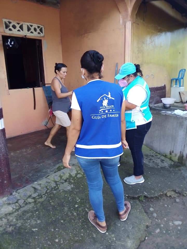 Mejores_Familia's tweet photo. Junto al equipo de #GuíasDeFamilia nos desplazamos a las comunidades de Tocoa, Colón, para verificar que hayan llegado a las familias damnificadas los beneficiarios de la operación #NoEstánSolos que impulsa el presidente @juanorlandoh 

#SomosMejoresFamilias👩‍👧‍👦 https://t.co/KJOgexuEQ5