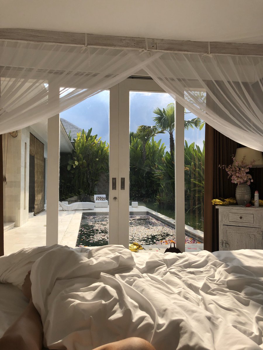 OregannMg's tweet photo. Quand je pense que je vivais à Bali dans des villas pour 350 euros le mois. (on était 2 donc le prix est divisé) (activités + scoot + restos/courses + logement) je dépensais genre 500/550 euros en tout 😭 je veux y retourner bordel (on mérite tous cette vie là) https://t.co/3aV5coOmb3