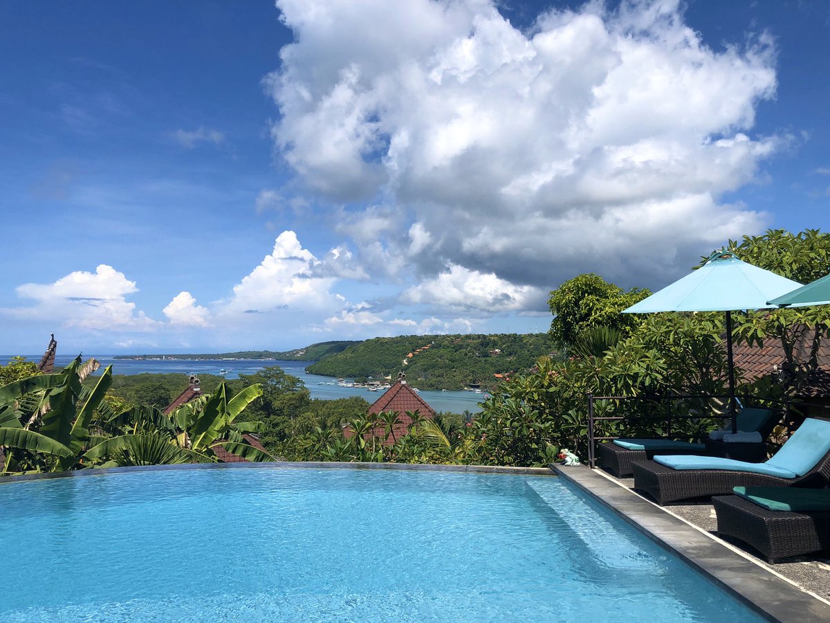 OregannMg's tweet photo. Quand je pense que je vivais à Bali dans des villas pour 350 euros le mois. (on était 2 donc le prix est divisé) (activités + scoot + restos/courses + logement) je dépensais genre 500/550 euros en tout 😭 je veux y retourner bordel (on mérite tous cette vie là) https://t.co/3aV5coOmb3