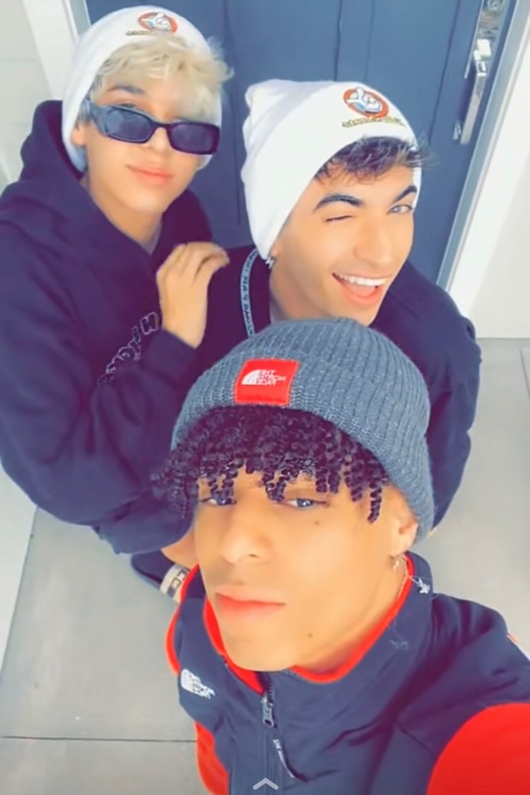 Larray Updates (@larray_updates) | Twitter