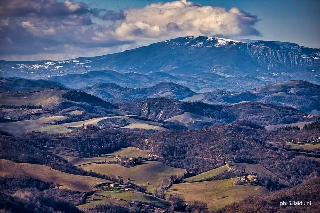 IATPennabilli's tweet photo. "È veramente uno spettacolo quello che il nostro territorio offre a chi lo guarda. 

Il Monte #Carpegna visto da #Urbino.
#parcosassosimone #montefeltro" (@ Annarita N.) https://t.co/YjggZmsJtr